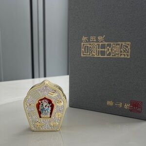 Elegant Gold and Silver Women's Brooch